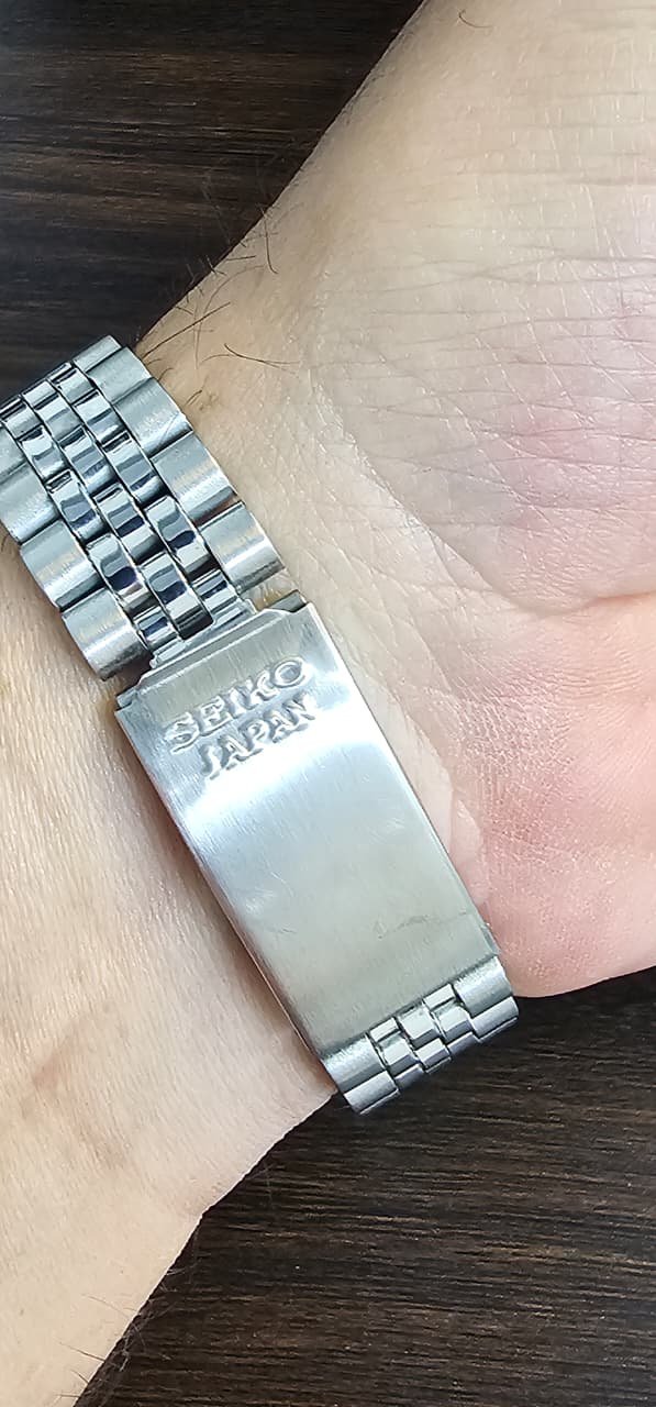 WhatsApp Image 2025-09-14 at 1.22.40 PM Vintage Seiko 5 Automatic 7009 Caliber 21-Jewels Grey Dial Japan made Men’s watch (Used) - Image 3