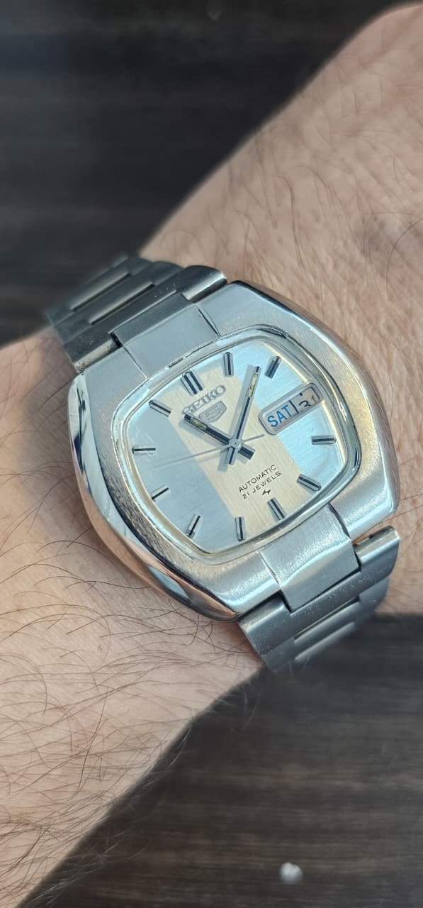 WhatsApp Image 2025-09-21 at 5.27.18 PM (2) Vintage Seiko 5 Automatic 7019 Caliber 21-Jewels Japan made Men’s watch (Used) - Image 2