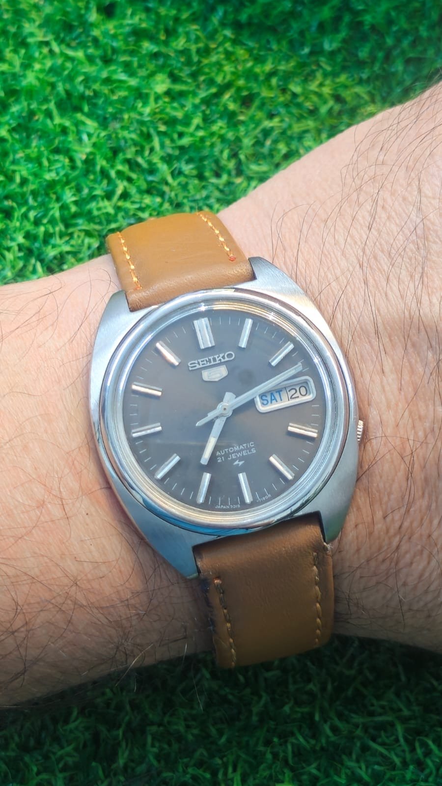 WhatsApp Image 2025-12-19 at 3.35.35 PM Seiko 5 Automatic 7019 Caliber 21-Jewels Japan made Men’s watch (Used) - Image 2