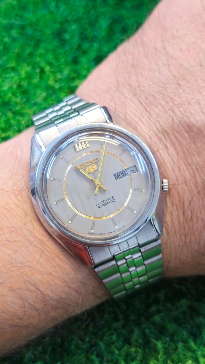 WhatsApp Image 2026-01-08 at 1.00.02 PM (5) Vintage 1970s Seiko 5 Automatic 7009 Caliber 21-Jewels Japan made Men’s watch (Used) - Image 2