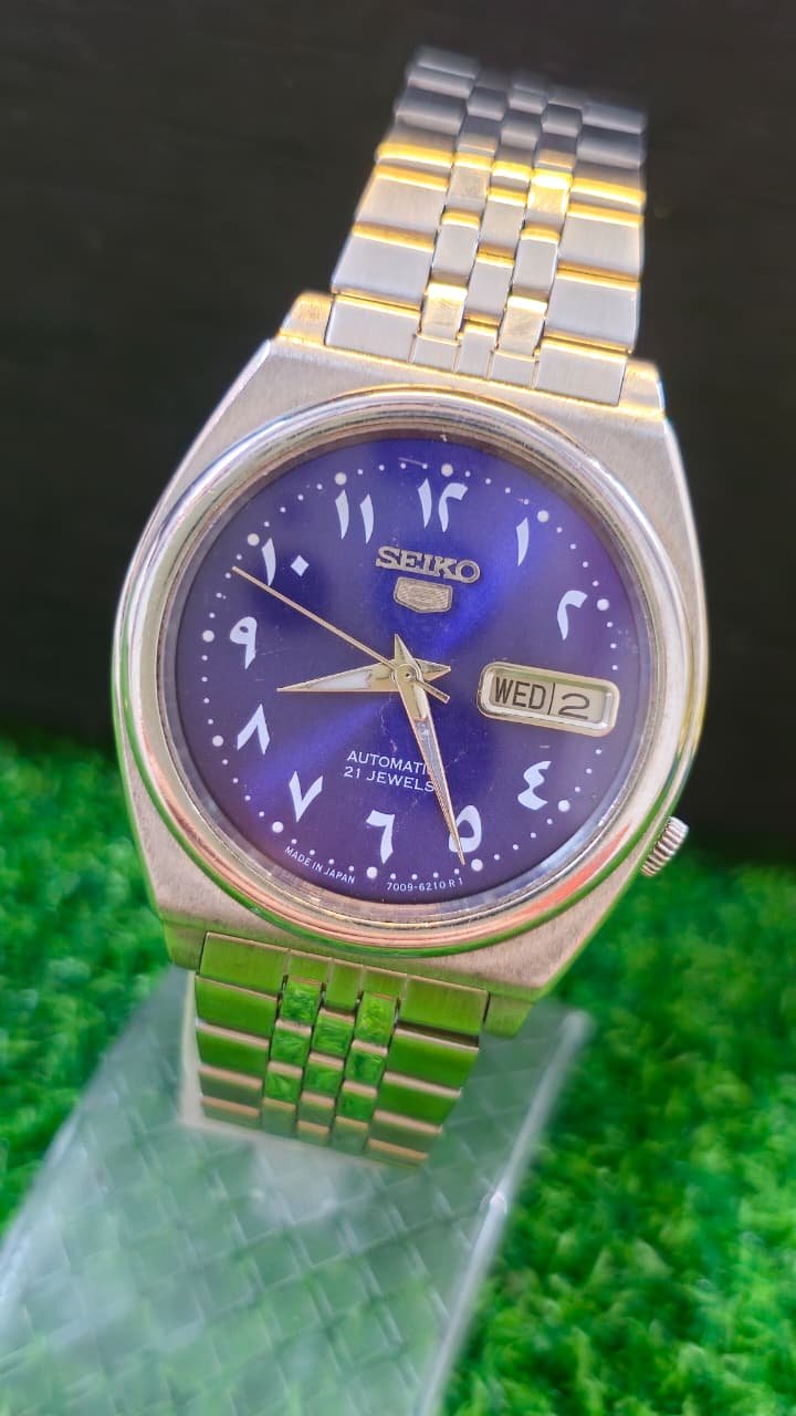 WhatsApp Image 2026-01-08 at 1.10.09 PM (1) Vintage 1970s Seiko 5 Automatic 7009 Caliber 21-Jewels Japan made Men’s watch (Used) - Image 1