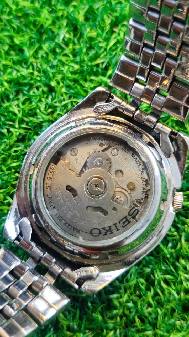 WhatsApp Image 2026-01-14 at 1.41.05 PM (1) Seiko 5 Automatic 7s26 caliber 21-jewels White Racer dial japan made watch for Men's (Used) - Image 4