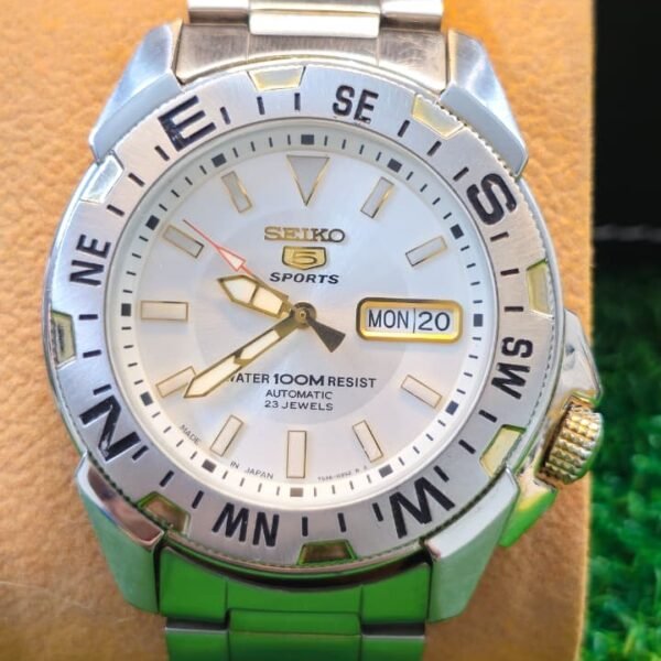 Seiko 5 Sports Navigator Automatic 7s36 caliber 23-jewels japan made White 42mm dial watch for Men's (Used)