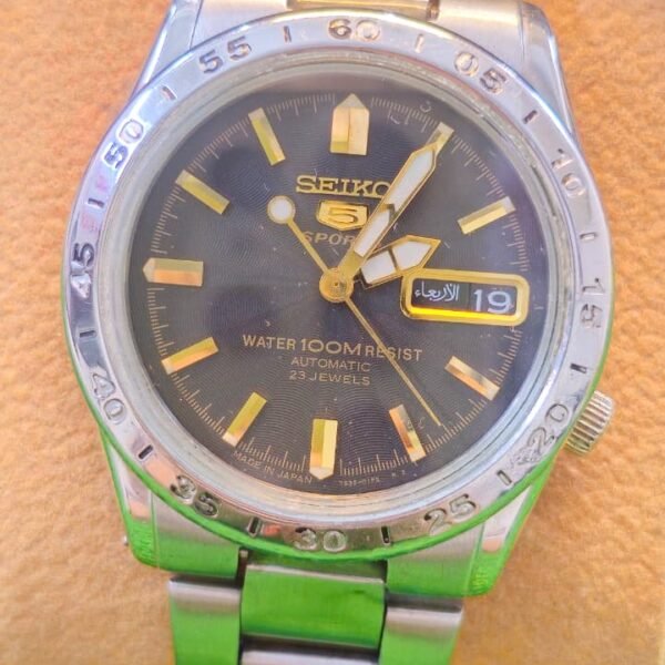 Seiko 5 Sports Automatic 7s36 caliber 23-jewels japan made Black 40mm dial watch for Men's (Used)