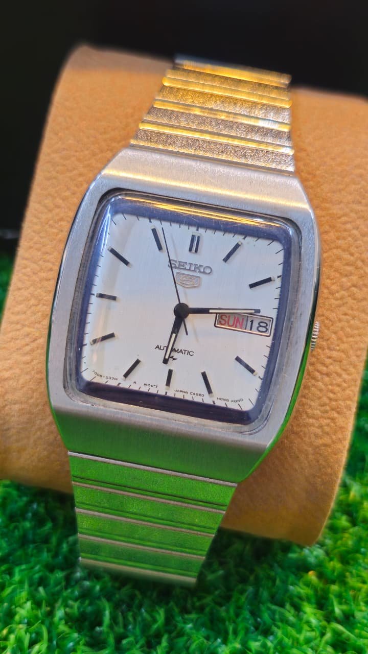WhatsApp Image 2026-01-16 at 5.08.02 PM 1970s Seiko 5 Automatic 7009 caliber 21-jewels japan made watch for Men's (Used) - Image 1