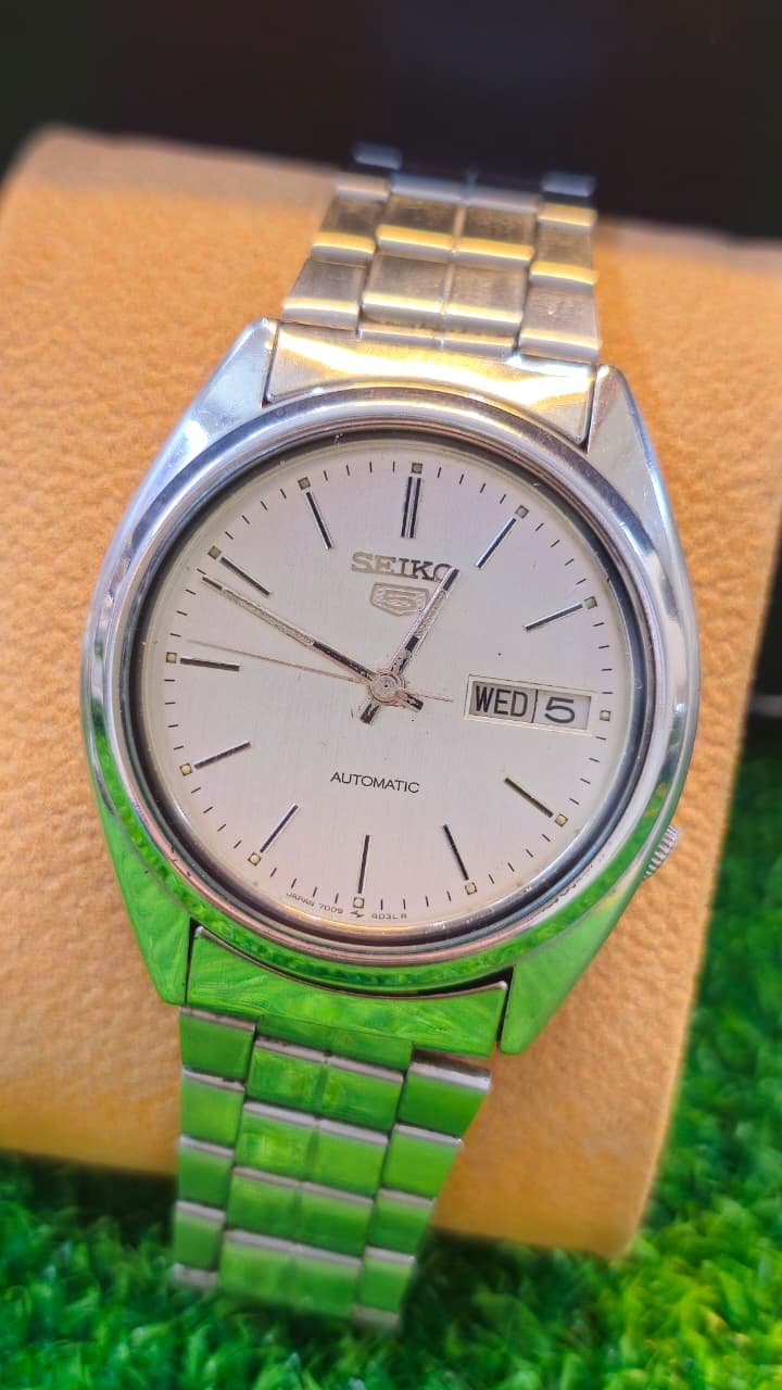 WhatsApp Image 2026-01-16 at 6.42.57 PM 1980s Seiko 5 Automatic 7009 caliber 17-jewels japan made watch for Men's (Used) - Image 1