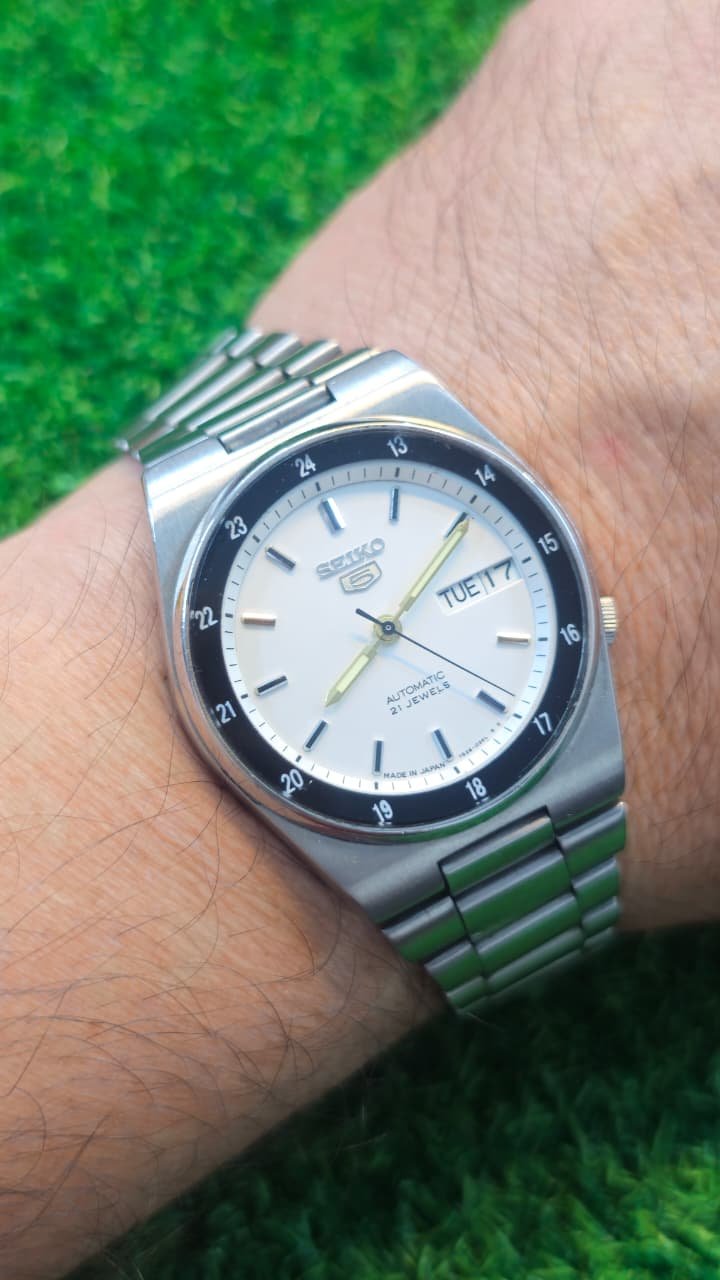 WhatsApp Image 2026-01-16 at 6.48.20 PM (2) 1980s Seiko 5 Automatic 7s26 caliber 21-jewels White Railway dial japan made watch for Men's (Used) - Image 2