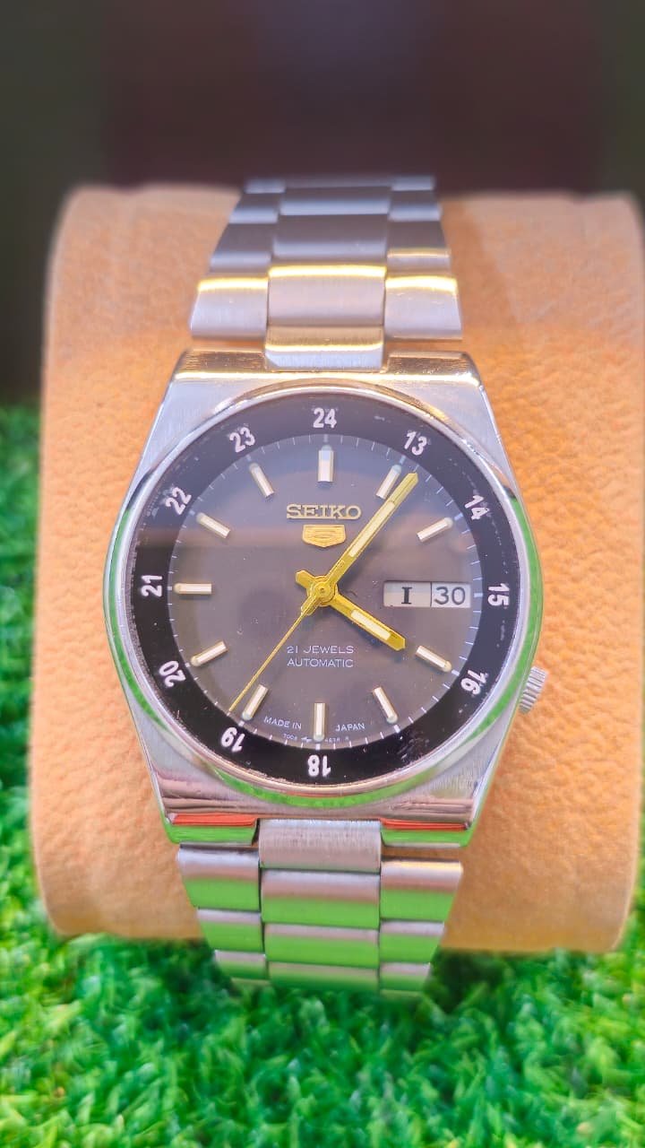 WhatsApp Image 2026-01-16 at 6.50.14 PM 1980s Seiko 5 Automatic 7009 caliber 21-jewels Black Railway dial japan made watch for Men's (Used) - Image 1