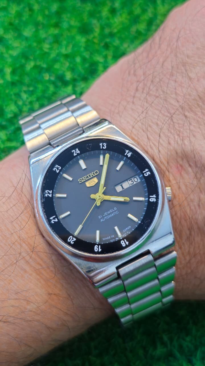 WhatsApp Image 2026-01-16 at 6.50.15 PM 1980s Seiko 5 Automatic 7009 caliber 21-jewels Black Railway dial japan made watch for Men's (Used) - Image 2