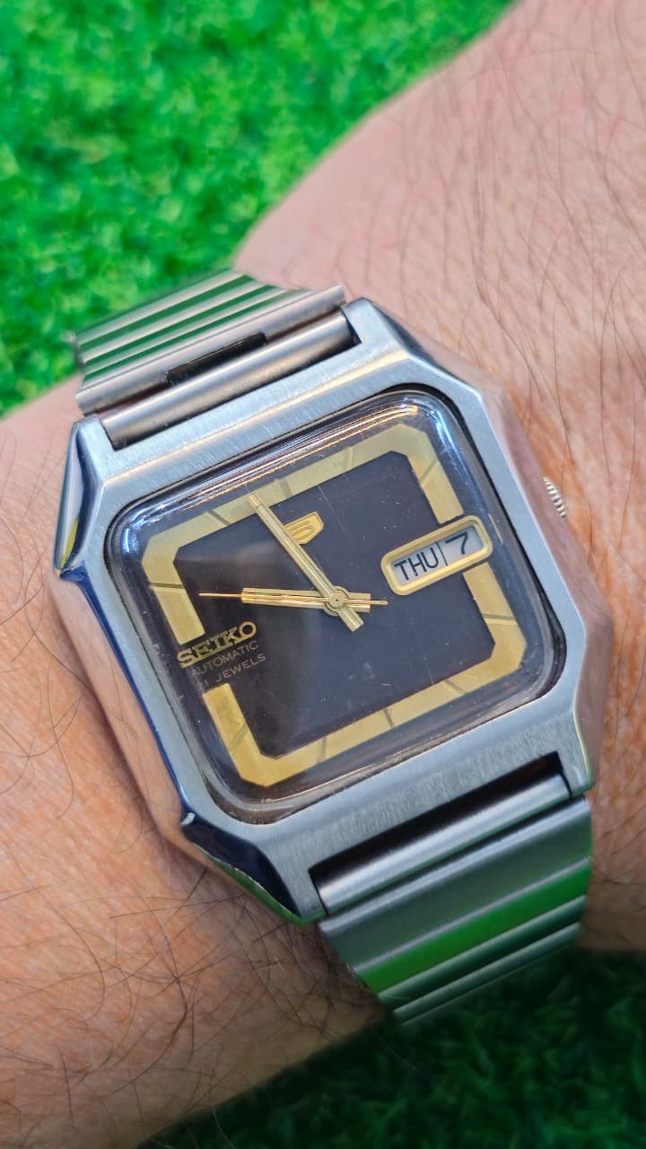 WhatsApp Image 2026-01-20 at 3.10.51 PM (1) Vintage 1970s Seiko 5 Automatic 7019 caliber 21-jewels TV dial japan made watch for Men's (Used) - Image 2