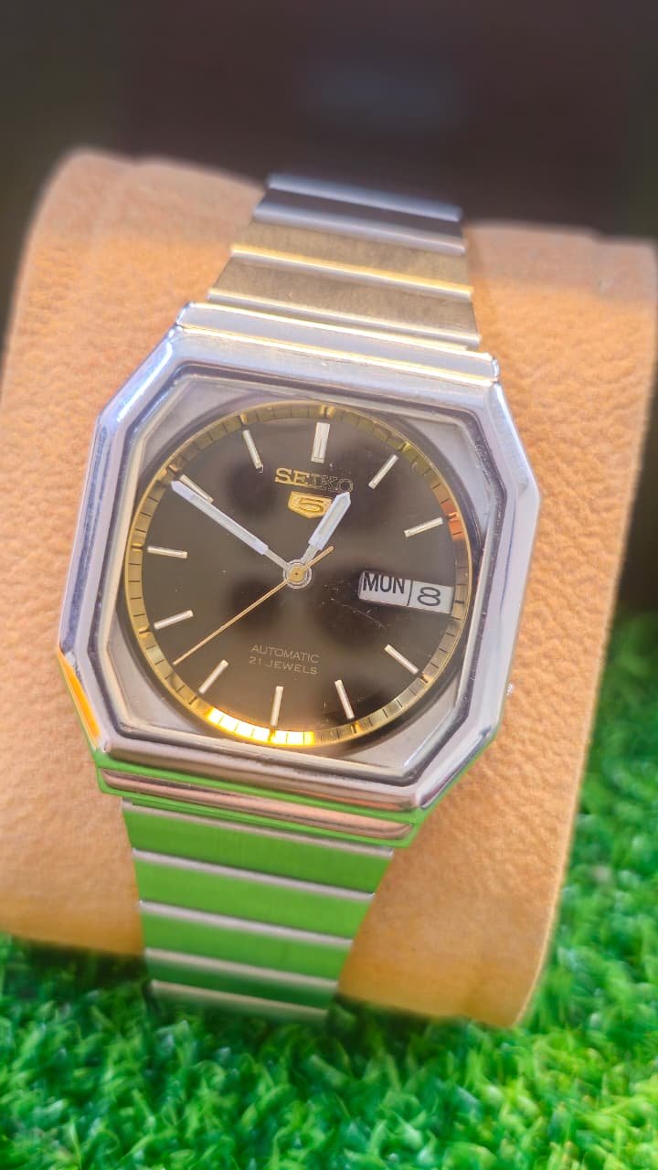 WhatsApp Image 2026-01-20 at 3.23.39 PM 1970s Seiko 5 Automatic 7009 caliber 21-jewels japan made watch for Men's (Used) - Image 1