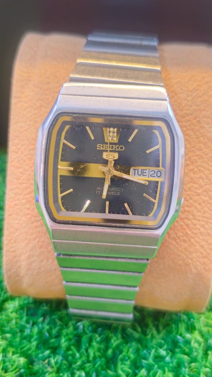 WhatsApp Image 2026-01-20 at 3.33.36 PM 1970s Seiko 5 Automatic 7009 caliber 17-jewels japan made watch for Men's (Used) - Image 1