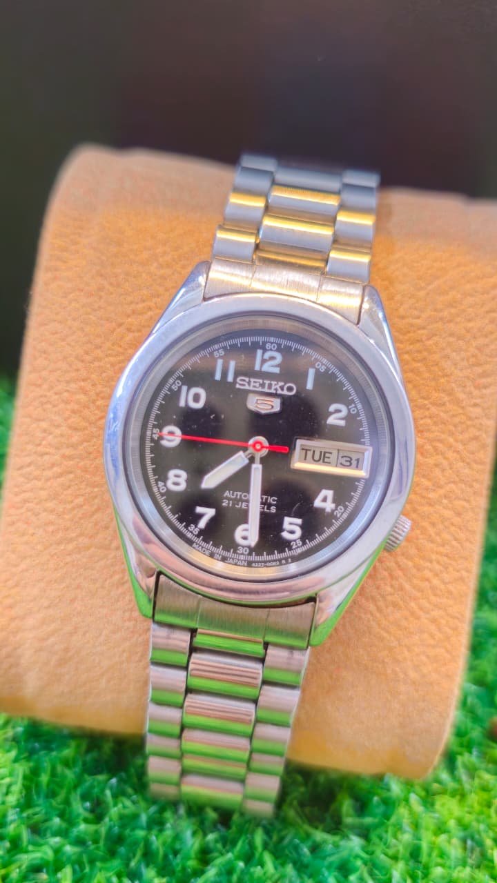 WhatsApp Image 2026-01-21 at 11.37.53 AM Seiko 5 Automatic 4227 caliber 21-jewels japan made watch for Ladies (Used) - Image 1