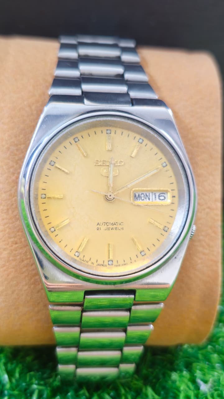 WhatsApp Image 2026-01-31 at 12.02.30 PM Vintage Seiko 5 Automatic 7s26 caliber 21-jewels Golden Dial Japan made Men's watch (Used) - Image 1