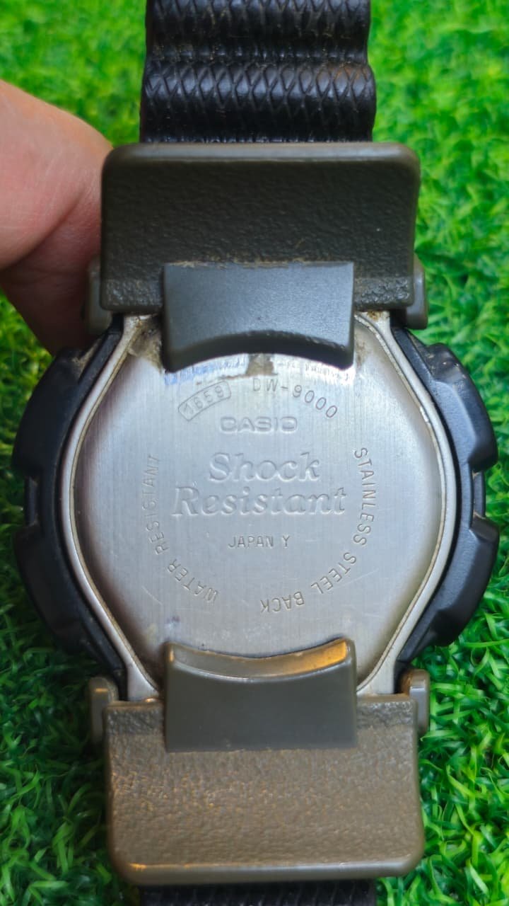 WhatsApp Image 2026-02-04 at 2.21.59 PM Vintage Casio G-Shock, DW-9000 Japanese Quartz movement watch (Used) - Image 4