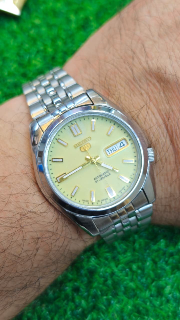 WhatsApp Image 2026-02-13 at 12.01.22 PM (5) Vintage Seiko 5 Automatic 7s26 caliber 21-jewels Radium Dial Japan made Men’s watch (Used) - Image 2