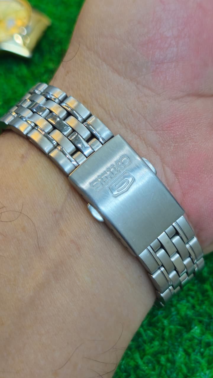 WhatsApp Image 2026-02-13 at 12.01.23 PM (1) Vintage Seiko 5 Automatic 7s26 caliber 21-jewels Radium Dial Japan made Men’s watch (Used) - Image 3