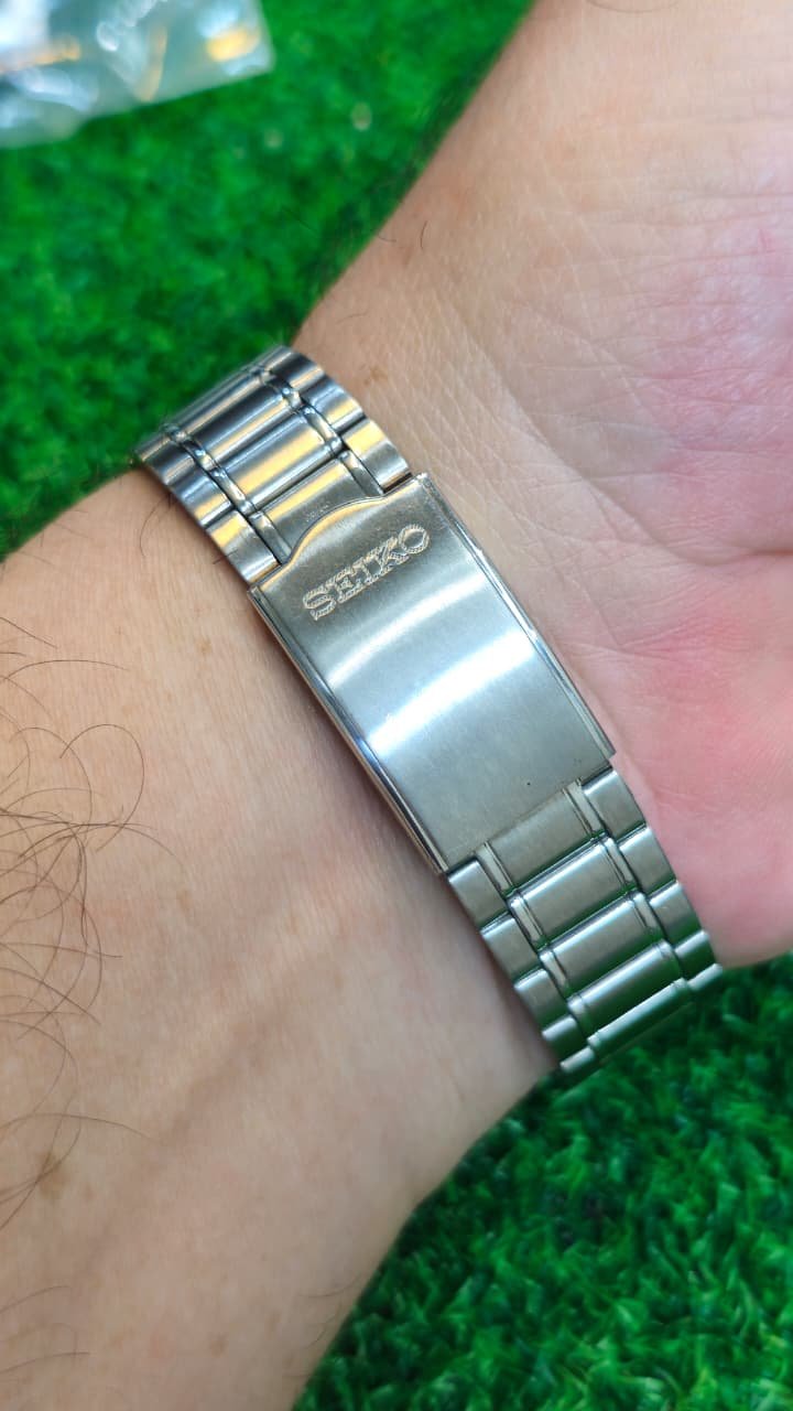 WhatsApp Image 2026-04-14 at 4.13.02 PM Vintage Seiko 5 Automatic 7009 caliber 21-jewels Black Dial Japan made Men’s watch (Used) - Image 3