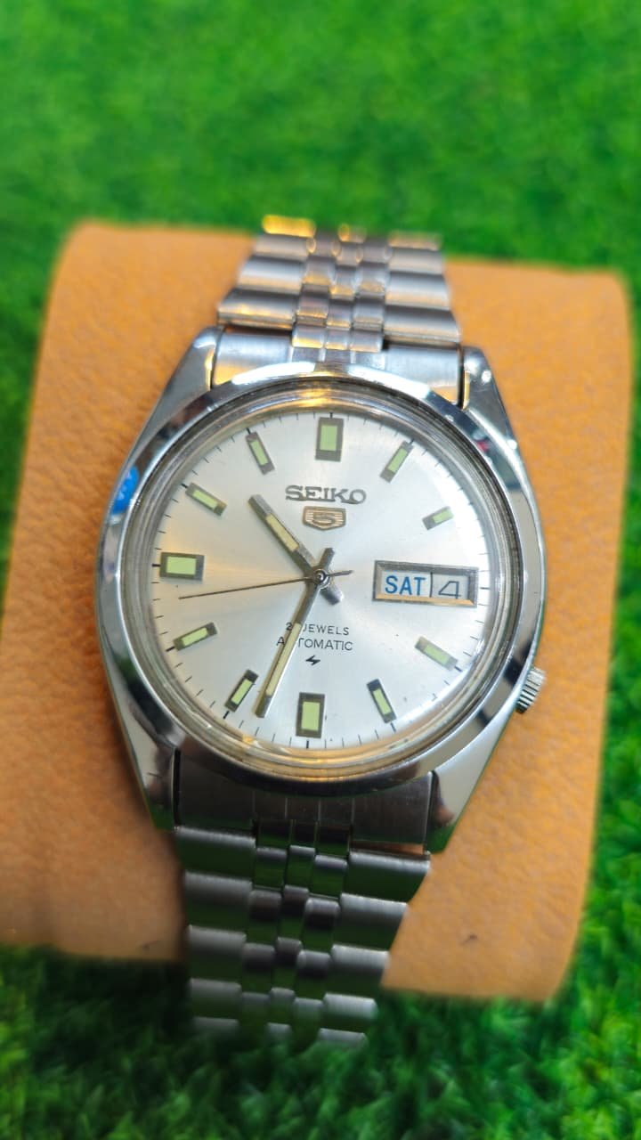 WhatsApp Image 2026-04-14 at 4.25.20 PM Vintage Seiko 5 Automatic 7009 caliber 21-jewels Silver Dial Japan made Men’s watch (Used) - Image 1