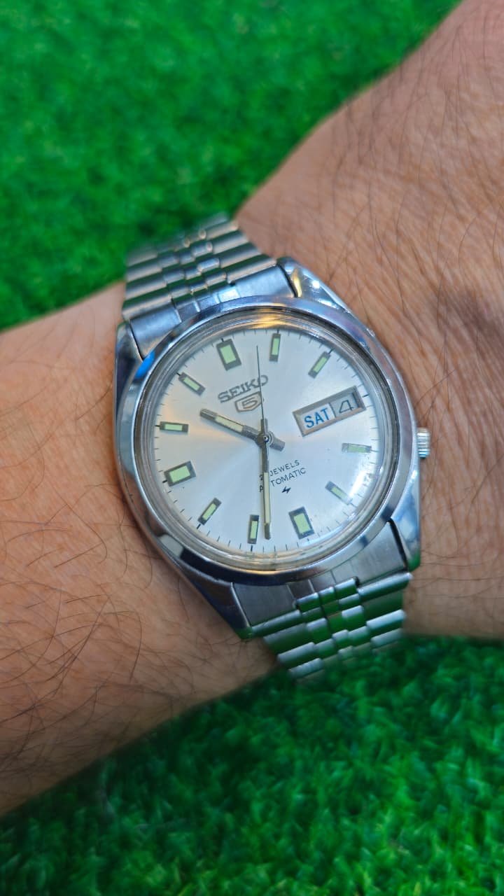 WhatsApp Image 2026-04-14 at 4.25.21 PM (1) Vintage Seiko 5 Automatic 7009 caliber 21-jewels Silver Dial Japan made Men’s watch (Used) - Image 2