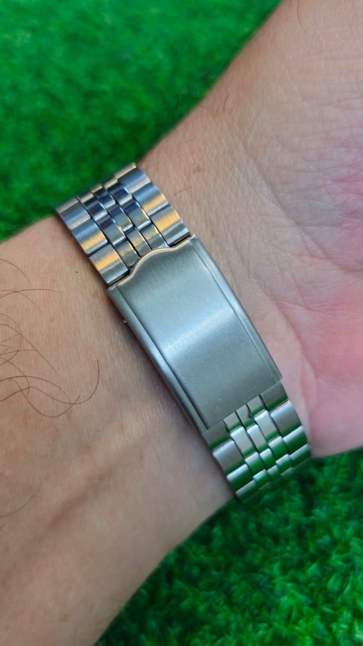 WhatsApp Image 2026-04-14 at 4.25.21 PM (2) Vintage Seiko 5 Automatic 7009 caliber 21-jewels Silver Dial Japan made Men’s watch (Used) - Image 3