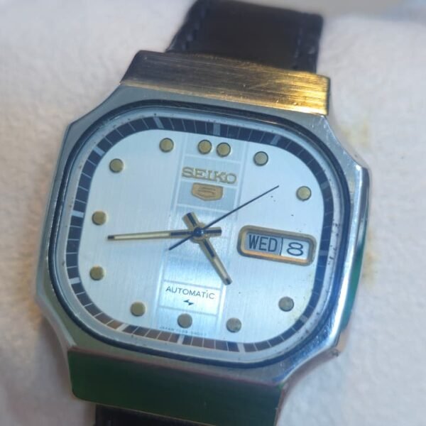 Vintage Seiko 5 Automatic 7009 caliber 21-jewels Silver Dial Japan made Men’s watch (Used)