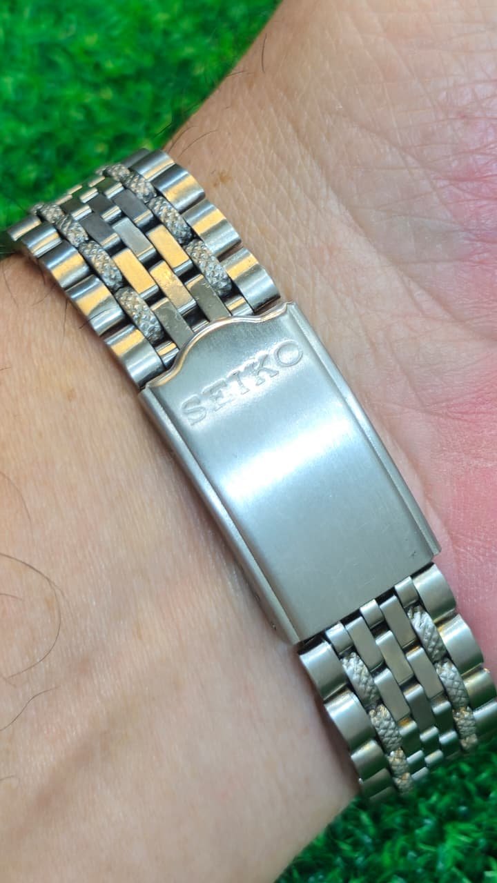 WhatsApp Image 2026-04-16 at 4.46.32 PM (2) Vintage Seiko 5 Automatic 6119 caliber 21-jewels Silver Dial Japan made Men’s watch (Used) - Image 3
