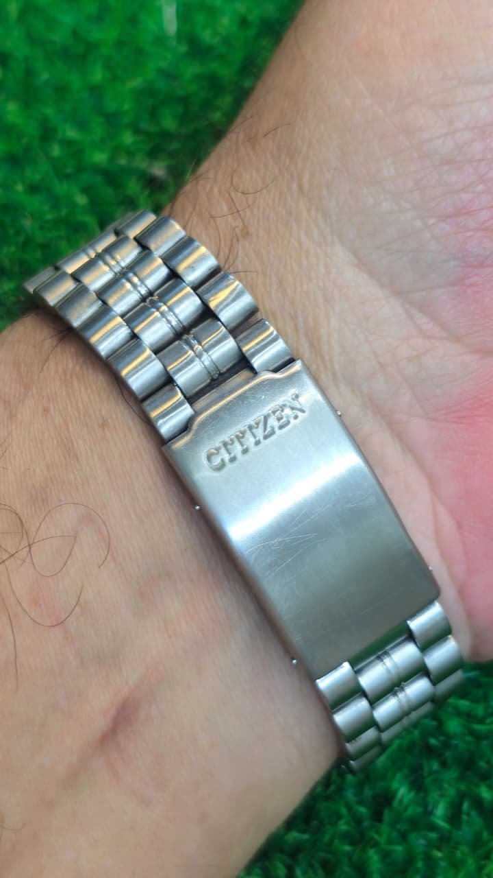 WhatsApp Image 2026-06-08 at 5.38.42 PM (1) Vintage 1980s Citizen Automatic 8200 caliber 21-jewels Round Dial Japan made Menβs watch (Used) - Image 3