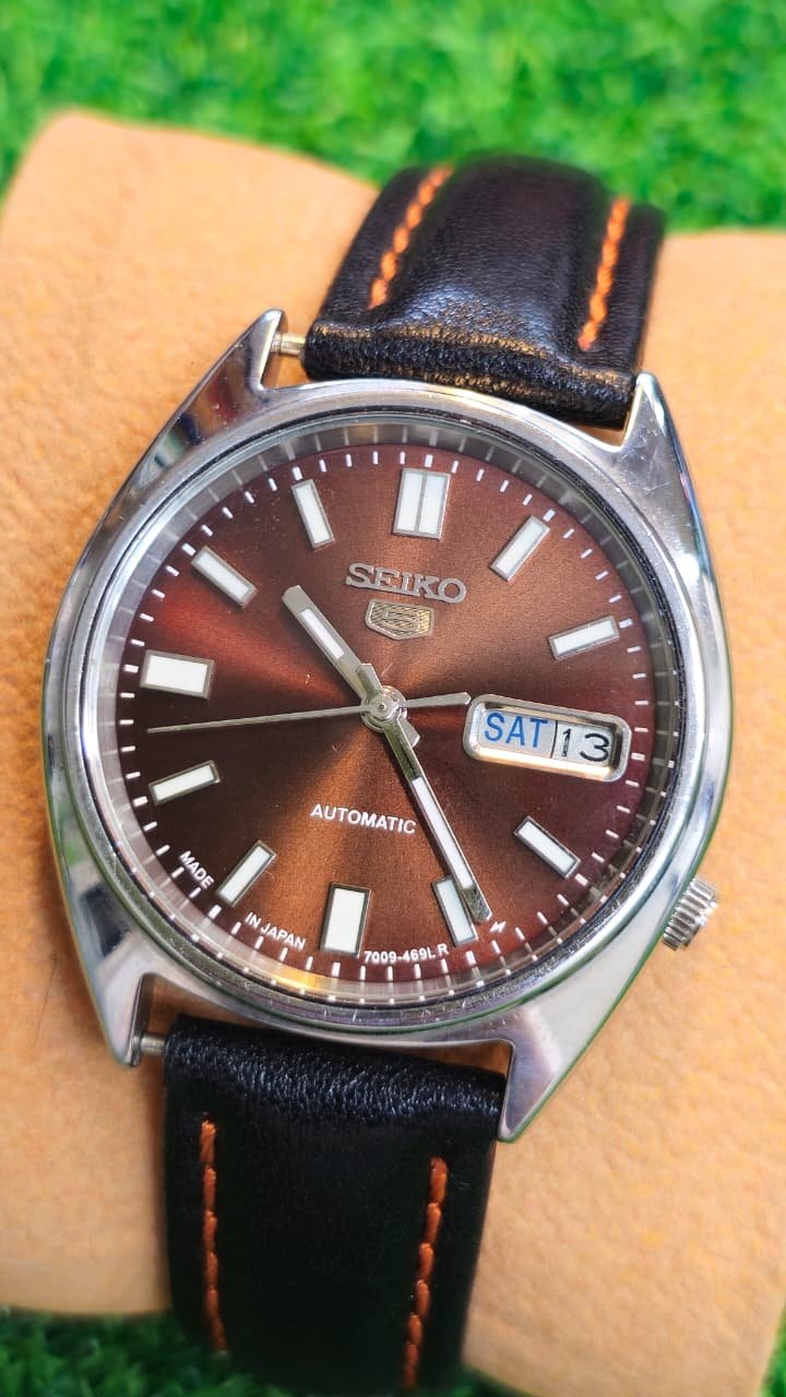 WhatsApp Image 2026-06-13 at 12.43.20 PM (2) Vintage 1980s Seiko 5 Automatic 7009 caliber 21-jewels Brown Dial Japan made Men’s watch (Used) - Image 1