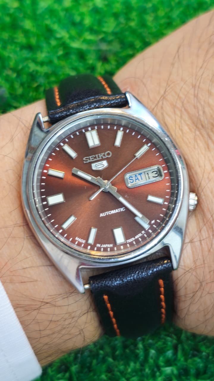 WhatsApp Image 2026-06-13 at 12.43.22 PM (1) Vintage 1980s Seiko 5 Automatic 7009 caliber 21-jewels Brown Dial Japan made Men’s watch (Used) - Image 2