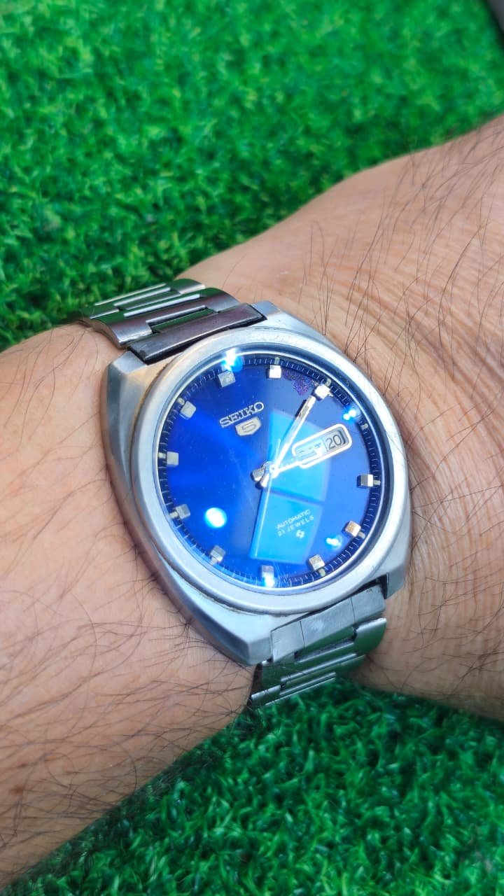 WhatsApp Image 2026-06-21 at 4.09.51 PM (2) A 1970s Classic: Vintage Seiko 5 Automatic (21 Jewels) – Electric Blue Dial 6319 caliber 21-jewels japan made Men's watch(Used) - Image 2