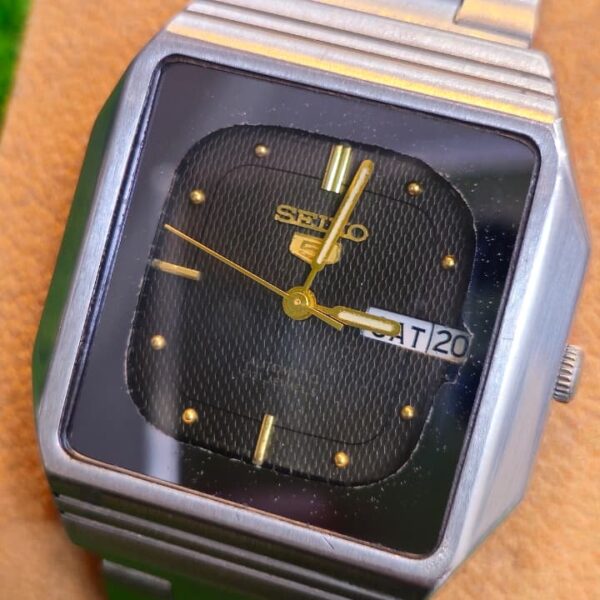 ​Retro-Futurism on the Wrist: The Vintage Seiko 5 "TV Screen" with Waffle Dial 6309 caliber 23-jewels japan made Men's watch (Used)