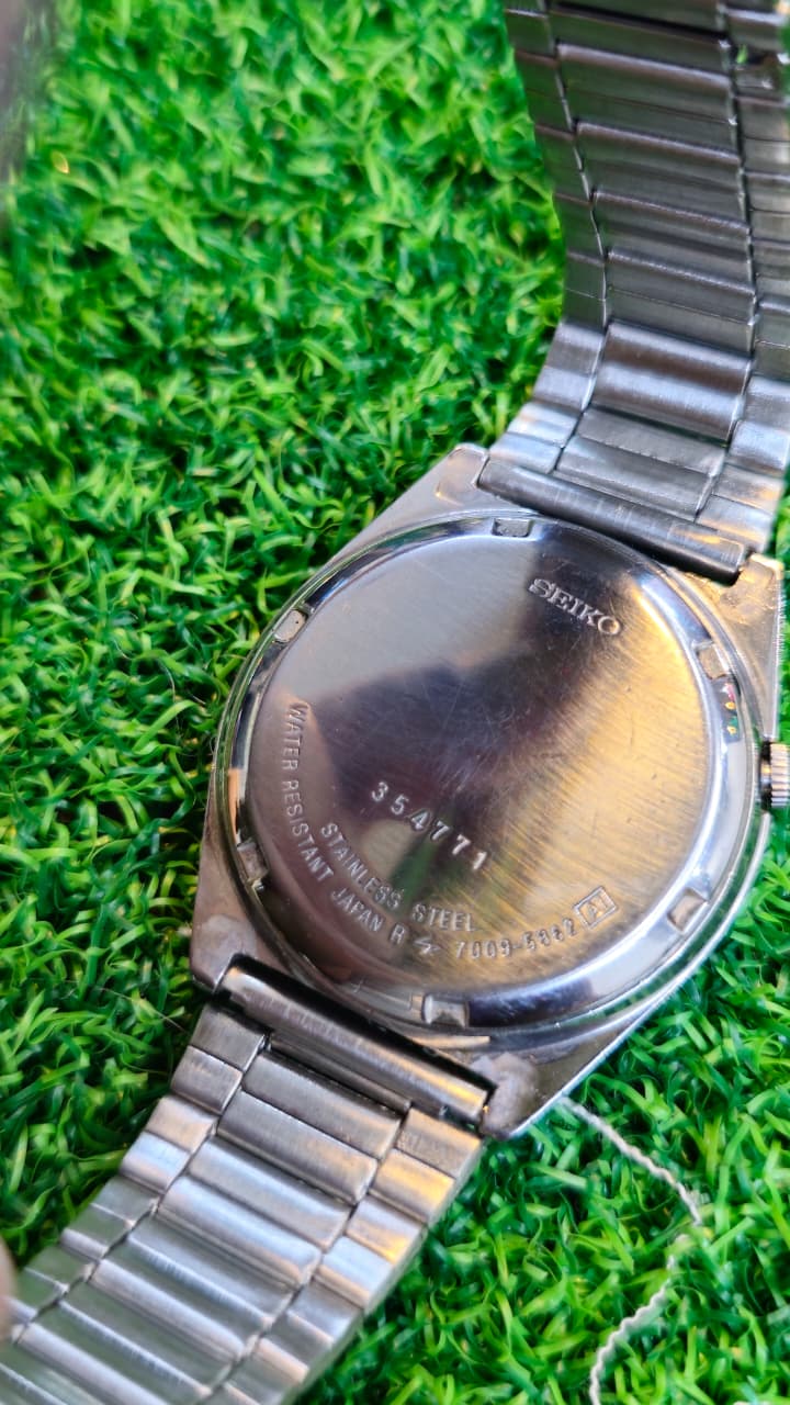 WhatsApp Image 2026-06-23 at 11.37.13 AM (1) *⌚ Vintage Seiko 5 – Timeless Japanese Craftsmanship 🇯🇵* 7009 caliber 21-jewels Men's watch (Used) - Image 4