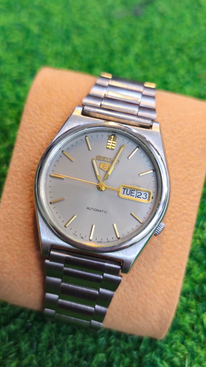 WhatsApp Image 2026-06-23 at 11.37.13 AM *⌚ Vintage Seiko 5 – Timeless Japanese Craftsmanship 🇯🇵* 7009 caliber 21-jewels Men's watch (Used) - Image 1
