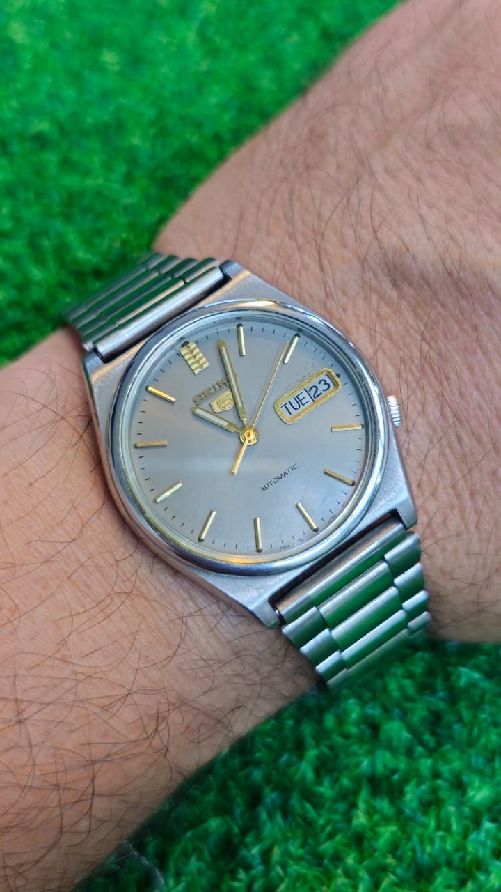 WhatsApp Image 2026-06-23 at 11.37.16 AM *⌚ Vintage Seiko 5 – Timeless Japanese Craftsmanship 🇯🇵* 7009 caliber 21-jewels Men's watch (Used) - Image 2