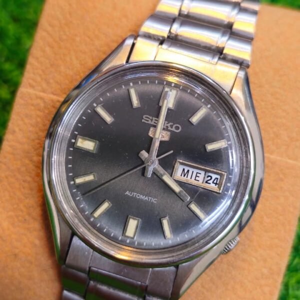 Vintage Seiko 5 Automatic — Grey Sunburst Dial, Day-Date (Cal. 6309)Japan made Men's watch (Used)