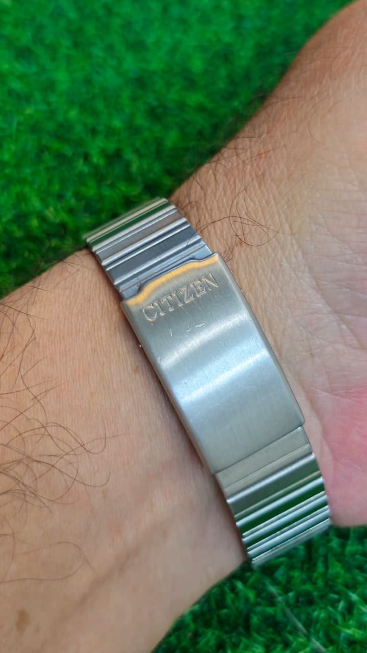 WhatsApp Image 2026-07-08 at 1.02.37 PM (1) Vintage Citizen Crystron Quartz — Green Sunburst Dial, Day-Date Japan made Men’s watch (Used) - Image 3