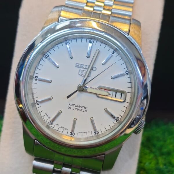 Vintage Seiko 5 Automatic — White Dial, Day-Date, Ref. 7S26-08Z2 caliber 21-jewels Japan made Men's watch (Used)