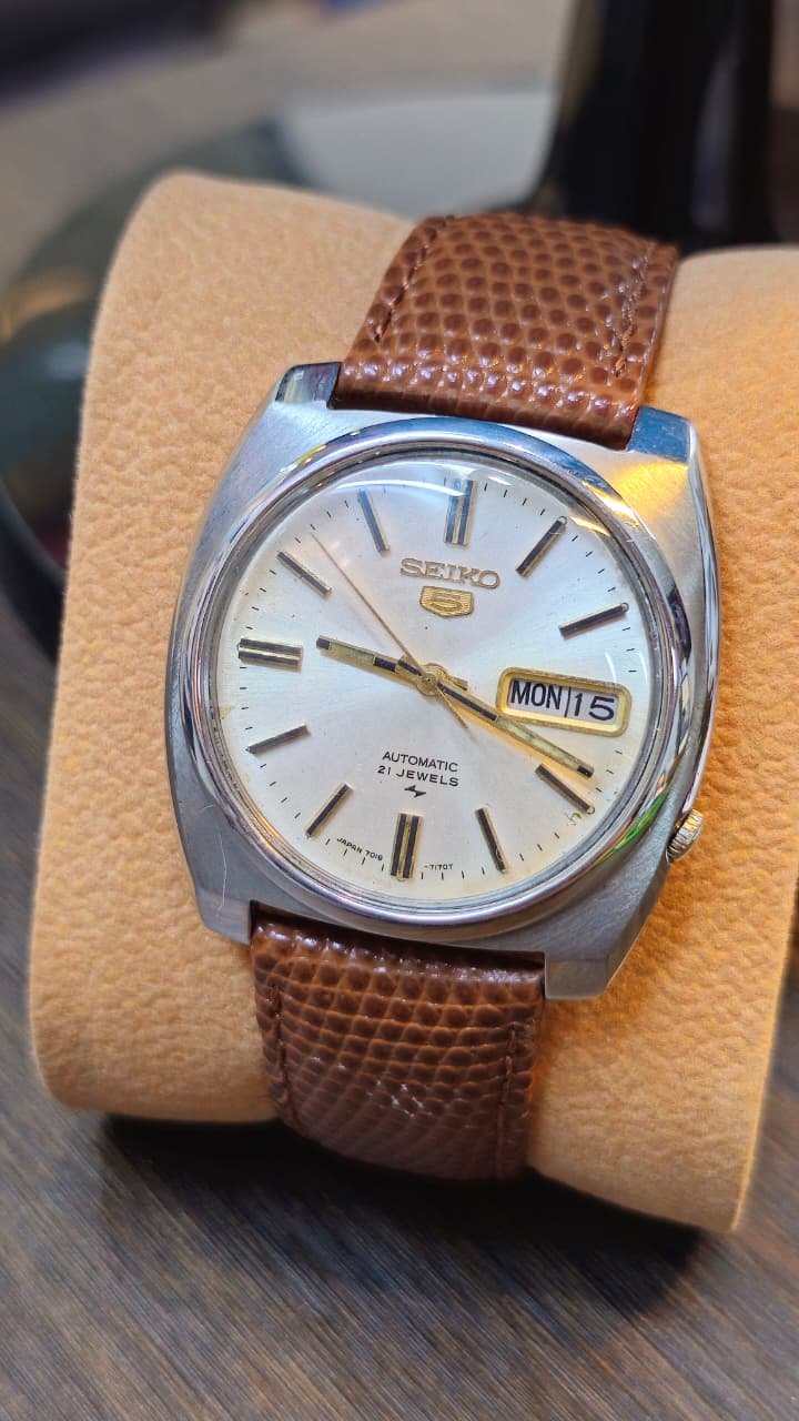 WhatsApp Image 2026-07-30 at 2.57.53 PM Vintage Seiko 5 Automatic 7019 caliber 21 Jewels – Timeless Japanese Craftsmanship for Men's (Used) - Image 1