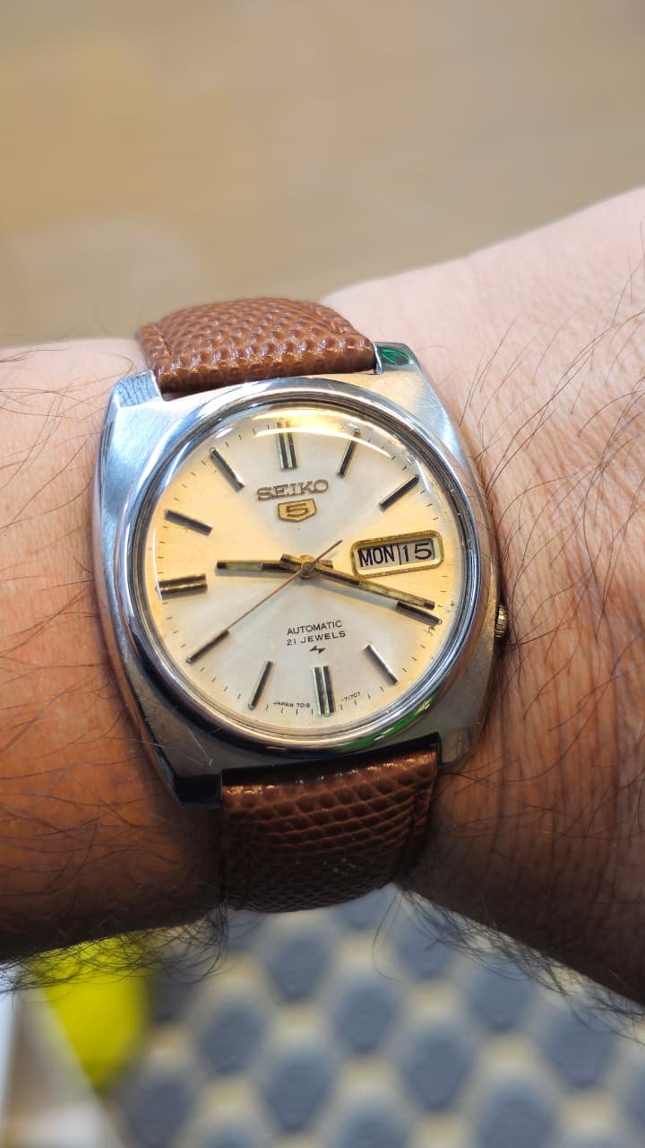 WhatsApp Image 2026-07-30 at 2.57.54 PM (1) Vintage Seiko 5 Automatic 7019 caliber 21 Jewels – Timeless Japanese Craftsmanship for Men's (Used) - Image 2