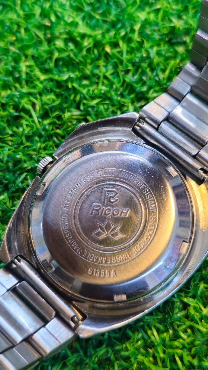 WhatsApp Image 2026-08-06 at 12.03.59 PM (1) ✨🇯🇵 Vintage Ricoh 21-Jewels Automatic Day-Date – 1970s | Sunburst Olive Green Dial | Japan Made Men's watch (Used) - Image 4
