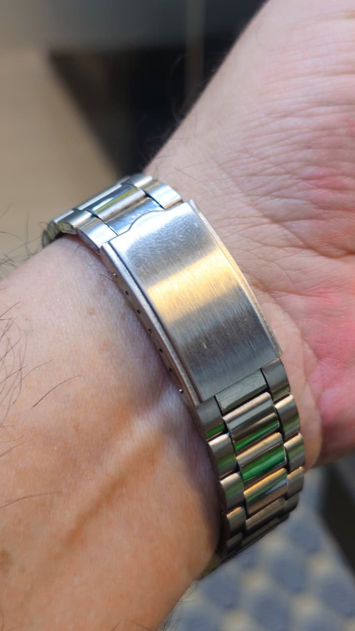 WhatsApp Image 2026-08-06 at 12.04.00 PM ✨🇯🇵 Vintage Ricoh 21-Jewels Automatic Day-Date – 1970s | Sunburst Olive Green Dial | Japan Made Men's watch (Used) - Image 3