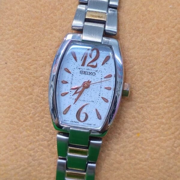 ⌚ SEIKO LADIES TONNEAU WATCH – QUARTZ – REF. V111-0EB0 (Pre-Owned)Price 350 AED