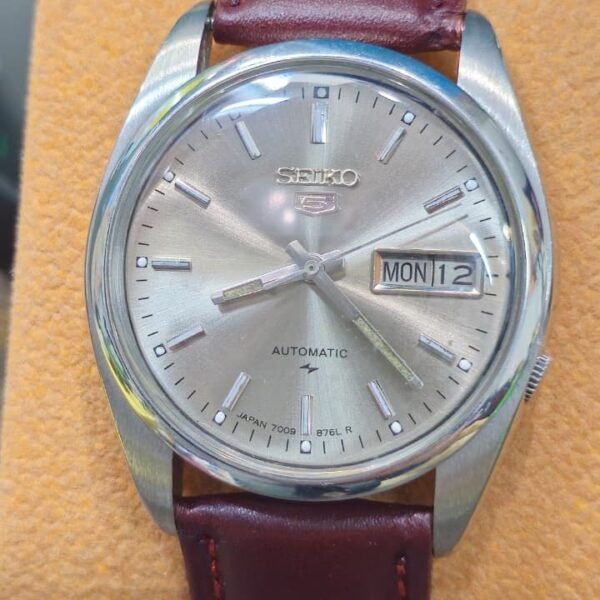 ⌚ SEIKO 5 VINTAGE AUTOMATIC – CAL. 7009 – 17 JEWELS – SILVER SUNBURST DIAL – REF. 7009-3101(USED)
