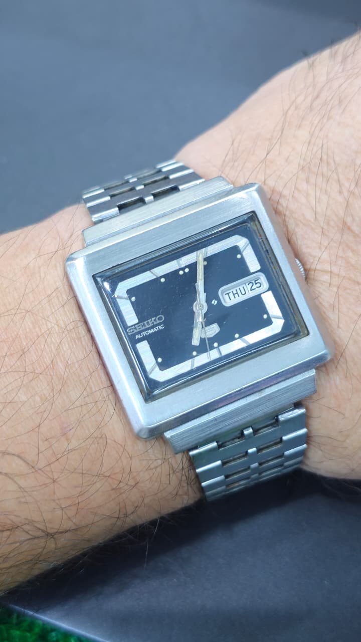 WhatsApp Image 2026-09-07 at 5.45.05 PM (2) ⌚ SEIKO 5 AUTOMATIC – VINTAGE SQUARE TV-DIAL – CAL. 6309 (Used) - Image 2