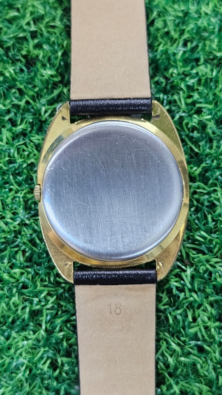 WhatsApp Image 2026-09-21 at 1.45.38 PM (8) Vintage 1970S Universal Genève Gilt Shadow 20 Micron Gold Plated Automatic – Calibre 2-67 Switzerland 🇨🇭 Made Men's watch (Used) - Image 4